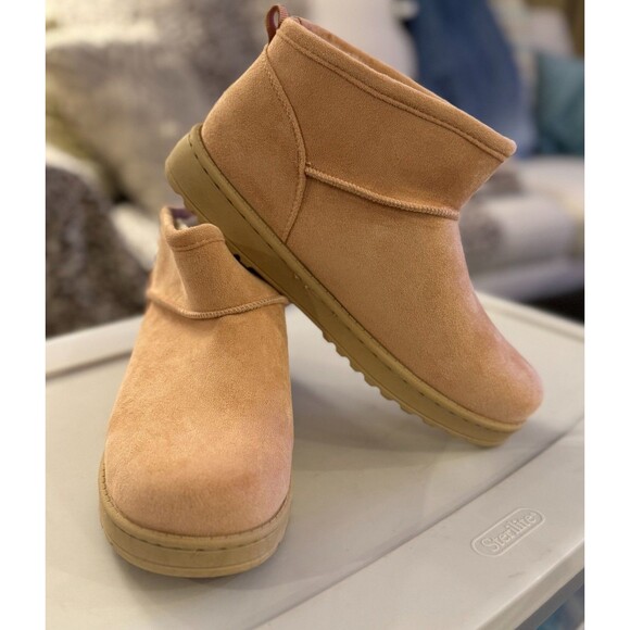 NEW SO Pink Lupita Short Boots Sz 8.5 Women Cozy Comfy Warm Outside - Picture 1 of 13